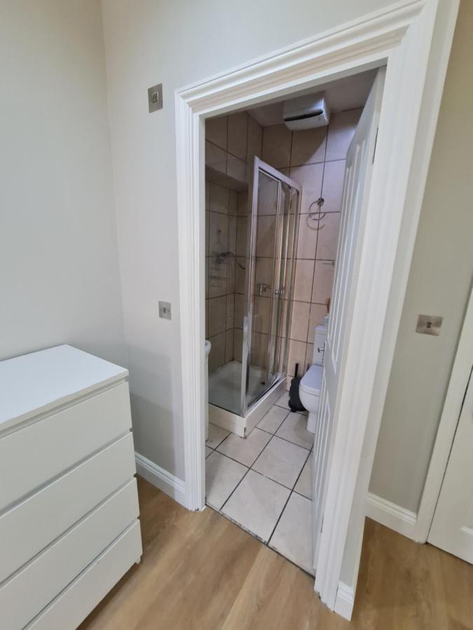 Lovely En-Suite Bedroom R7 London Eksteriør bilde