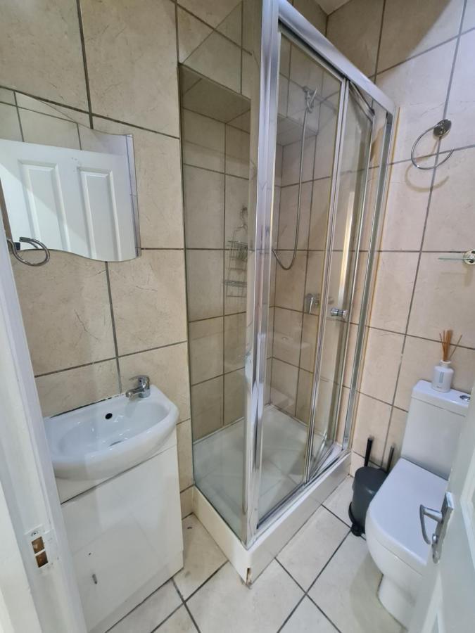 Lovely En-Suite Bedroom R7 London Eksteriør bilde